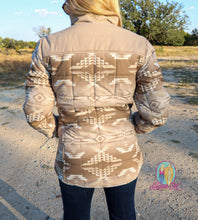 Load image into Gallery viewer, Ariat REAL Crius Insulated Jacket--SAVANNAH TAN/DUNE PRINT