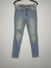 Load image into Gallery viewer, 27 Kancan Skinny Jeans
