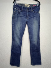 Load image into Gallery viewer, 30R Ariat Straight Leg
