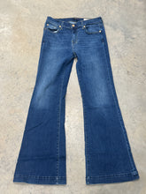 Load image into Gallery viewer, Size 28 Medium Wash Gold Pocket Tailorless
