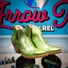 Load image into Gallery viewer, Ariat Dixon—Electric Green Apple
