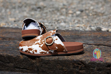 Load image into Gallery viewer, Ariat Country Mule--Cow Hair On
