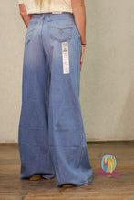 Load image into Gallery viewer, Ariat Ultra High Rise Calamity Comfort Wide Leg Jeans—Alameda
