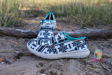 Load image into Gallery viewer, Ariat Hilo--White and Black Aztec
