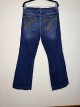 Load image into Gallery viewer, Size 31 Medium Wash Gold Pocket Tailorless
