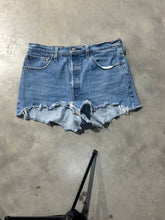 Load image into Gallery viewer, Levi Shorts Size 31
