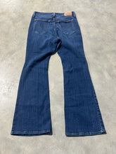 Load image into Gallery viewer, Levis 31x32 Flare
