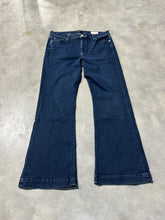 Load image into Gallery viewer, Size 32 Dark Wash
