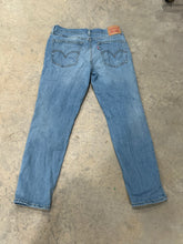 Load image into Gallery viewer, Size 27 Levi Boyfriend Jeans
