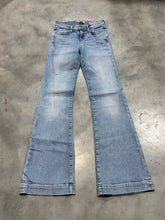 Load image into Gallery viewer, Size 25 Camila Dojos
