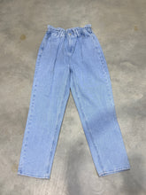 Load image into Gallery viewer, Medium Pacsun Mom Jean
