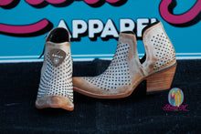 Load image into Gallery viewer, Ariat Dixon Studs—Old West Tan
