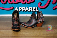 Load image into Gallery viewer, Ariat Dixon Chimayo--Cash Black
