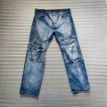 Load image into Gallery viewer, Levi’s Bleached 34
